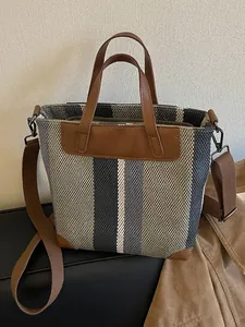 Sac cabas tissé à rayures élégant avec poignées et bandoulière en similicuir marron