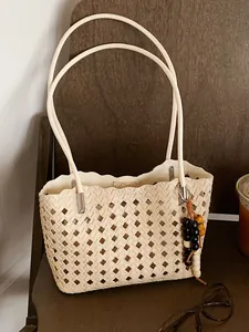 Elegante crème geweven holle draagtas voor de zomervakantie met stijlvolle kralenhanger
