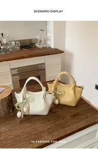 Schicke Damen Handtasche Eimertasche mit Blumenanhänger