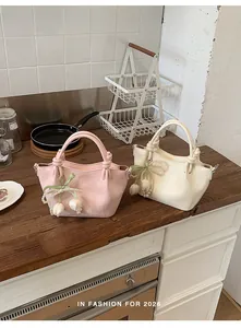 Stilvolle Eimertaschen mit Faltenstruktur in Rosa und Creme mit eleganten Perlenanhängern