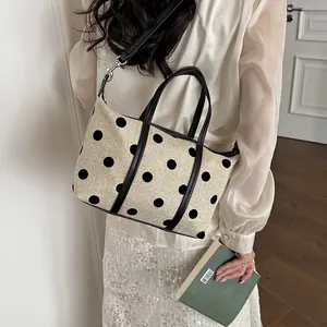 Bolso tote de lona de gran capacidad con diseño de lunares y correa de hombro ajustable