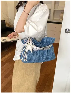 Grande borsa a tracolla in denim plissettato con ciondolo a stella per l'estate