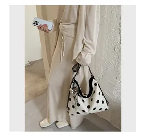 Detalle del bolso tote de lona blanca con lunares negros para el día a día