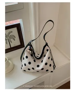 Bolso hobo de lona con lunares de gran capacidad en un entorno interior retro minimalista