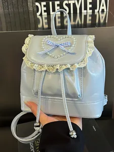 Eleganter hellblauer Mini-Rucksack aus Lackleder mit Spitzenbesatz und Perlenherz
