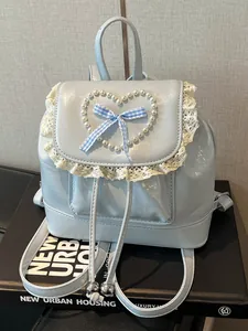 Vintage hellblauer Mini-Rucksack für Damen mit Perlenherz und Spitze