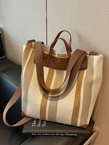 Sac cabas en toile à rayures marron et beige avec bandoulière réglable et élégant.
