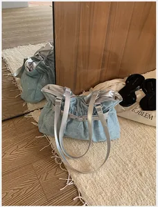 Vista dettagliata della borsa tote pieghettata azzurra con spalline argentate qui