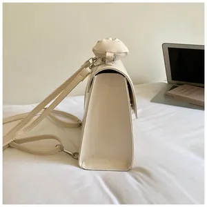 Vue latérale d'un sac à dos pour femme crème minimaliste avec bretelles réglables