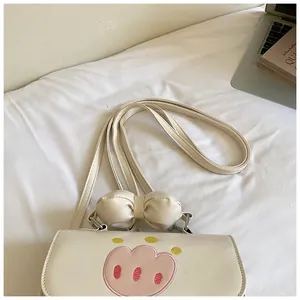 Détail d'un sac à dos crème pour femme avec nœud et broderie patte de chat rose