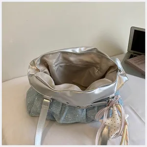 Dettaglio della borsa tote a pieghe argento e blu con ampio scomparto interno per il trasporto
