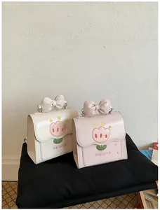 Gros plan de sacs à dos mignons pour femmes en rose et blanc avec nœud et broderie