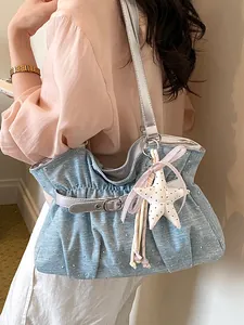 Elegante borsa tote in denim plissé celeste con spalline argentate e ciondolo stella