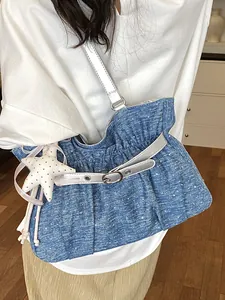 Borsa tote plissettata blu con spalline argento e ciondolo a stella