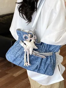 Elegante borsa tote in denim blu a pieghe con tracolle argento e ciondolo a stella