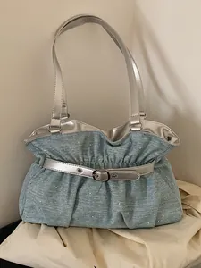 Borsa tote in denim azzurro con manici argento e decorazioni in strass brillanti