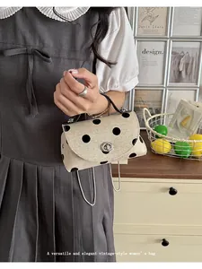 Vintage beige mini crossbodytas met zwarte polkadots, zilveren ketting en handvat