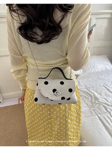 Elegante vintage witte crossbodytas met zwarte stippen en een zilverkleurige ketting