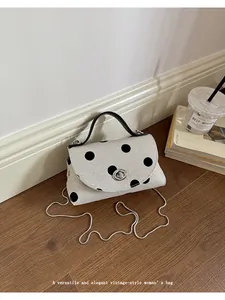 Elegante vintage crossbodytas met stippen, zilveren ketting en handvat aan bovenkant