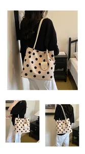 Elegante bolso tote crema con lunares negros mostrado en una modelo desde varios ángulos