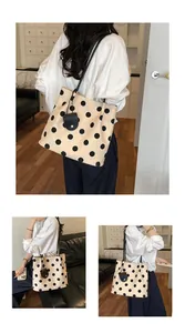 Vistas detalladas de un bolso tote beige con lunares para un estilo diario elegante.