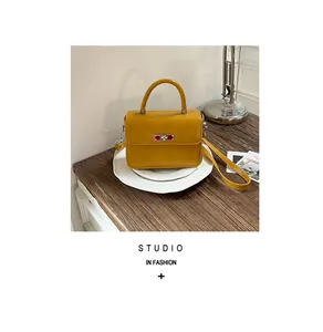 Vista dettagliata di una borsa a mano retrò gialla su un piatto bianco con sfondo vintage