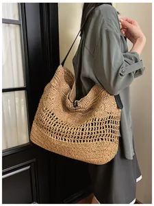 Vue détaillée d'un grand sac à bandoulière en paille tressée ajourée pour la plage