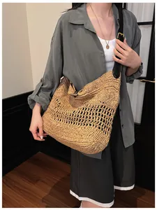 Détail rapproché du motif tissé ajouré de ce sac de plage en paille d'été élégant