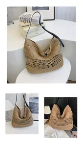 Grand sac fourre-tout en paille tressée ajourée avec bandoulière élégante en cuir noir