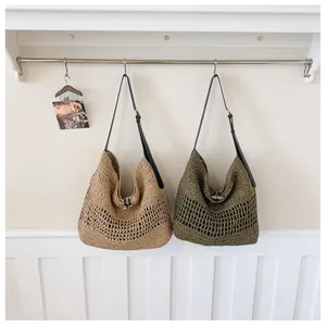 Deux grands sacs de plage en paille tissée ajourée de couleurs beige et olive