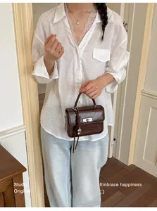 Elegante borsa a mano vintage in pelle marrone con manico superiore e fibbia in argento