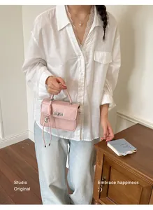 Modella con borsa a mano rosa retrò, chiusura girevole argento in primo piano chic.