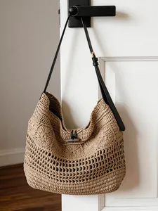 Grand sac bandoulière minimaliste en paille tissée ajourée beige pour la plage d'été