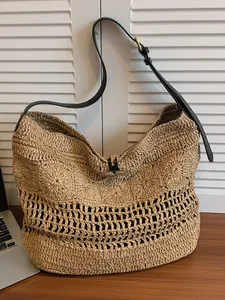 Grand sac de plage en paille ajouré avec bandoulière noire et bouton en bois