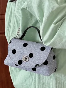 Stijlvolle mini lichtblauwe handtas met stippen, zilveren ketting en handvat