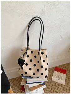 Elegante bolso tote de lunares crema de gran capacidad para mujer, ideal para el día.
