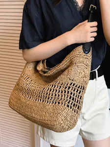 Grand sac à bandoulière en paille tressée ajourée pour la plage et l'été.