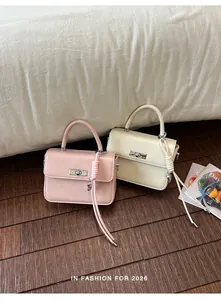 Piccole borse a mano stile vintage in rosa e crema con elegante chiusura metallica