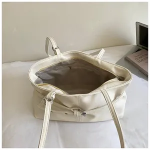 Vue détaillée de l'intérieur spacieux et de la poche zippée intérieure de ce grand sac blanc