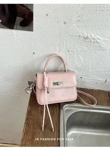 Vista dettagliata della borsa a tracolla vintage rosa con elegante chiusura