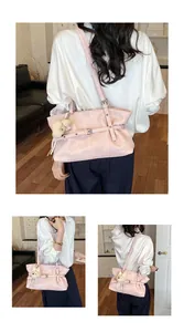 Vue détaillée d'un sac à main rose élégant orné d'un adorable pendentif en peluche