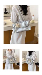 Sac fourre-tout argenté avec breloque ours mignon présenté sous plusieurs angles.