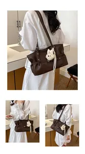 Grand sac cabas marron pour femme avec un charmant porte-clés d'ours en peluche
