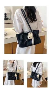 Plusieurs vues d'un élégant sac fourre-tout noir avec breloque dans un cadre de vie quotidien