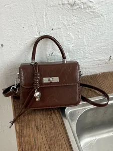 Borsa a tracolla quadrata vintage marrone scuro con manico superiore e ciondolo a cuore