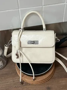 Borsa a mano vintage bianco crema con ciondolo a cuore e tracolla regolabile chic