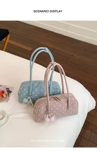 Lichtroze en blauwe schoudertassen met stippen en strikbedels in een scenario-display