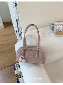 Stijlvolle roze tas met stippen voor dames met een mooie strik en een parelhanger