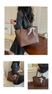 Grand sac cabas marron tissé avec nœud en dentelle blanche dans des scènes de vie