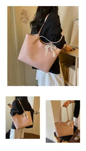 Plusieurs vues d'un grand sac cabas rose tissé avec un nœud en dentelle élégant.